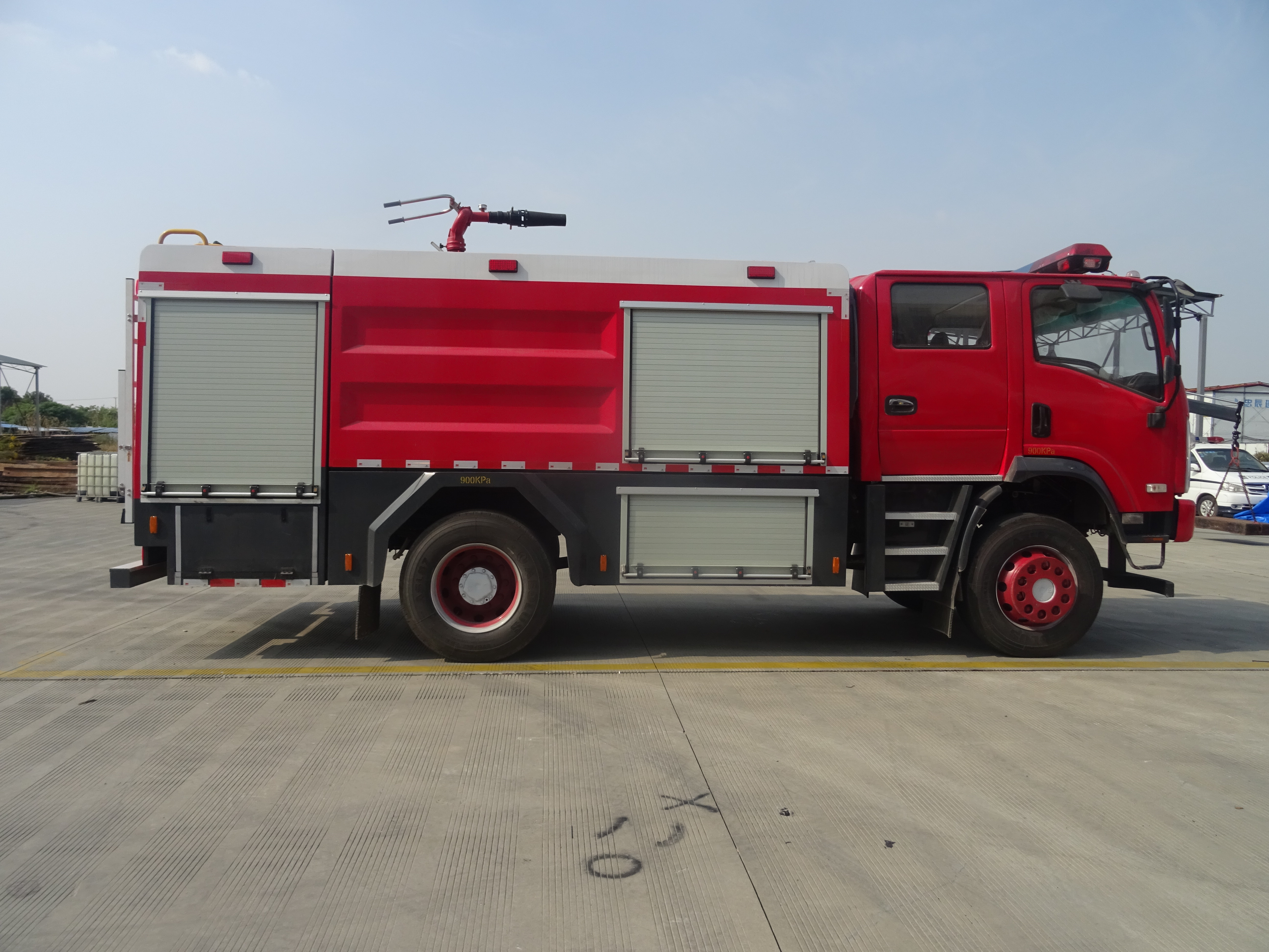 四驅6.3噸水罐消防車