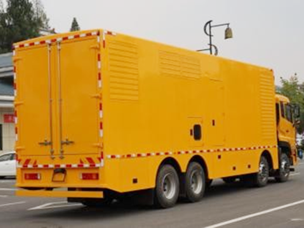 東風(fēng)天龍前四后八電源車1000KW