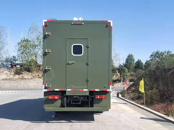 東風(fēng)天錦宿營(yíng)車滿足8-12人住宿